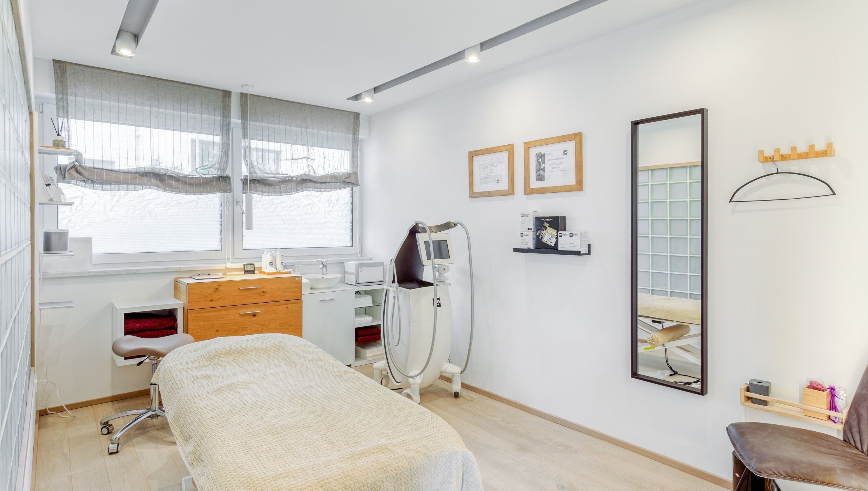 Innenansicht von Agnes SPA Lounge in Klosterneuburg, Niederösterreich, AT. Moderne Ausstattung in einem hellen Raum.