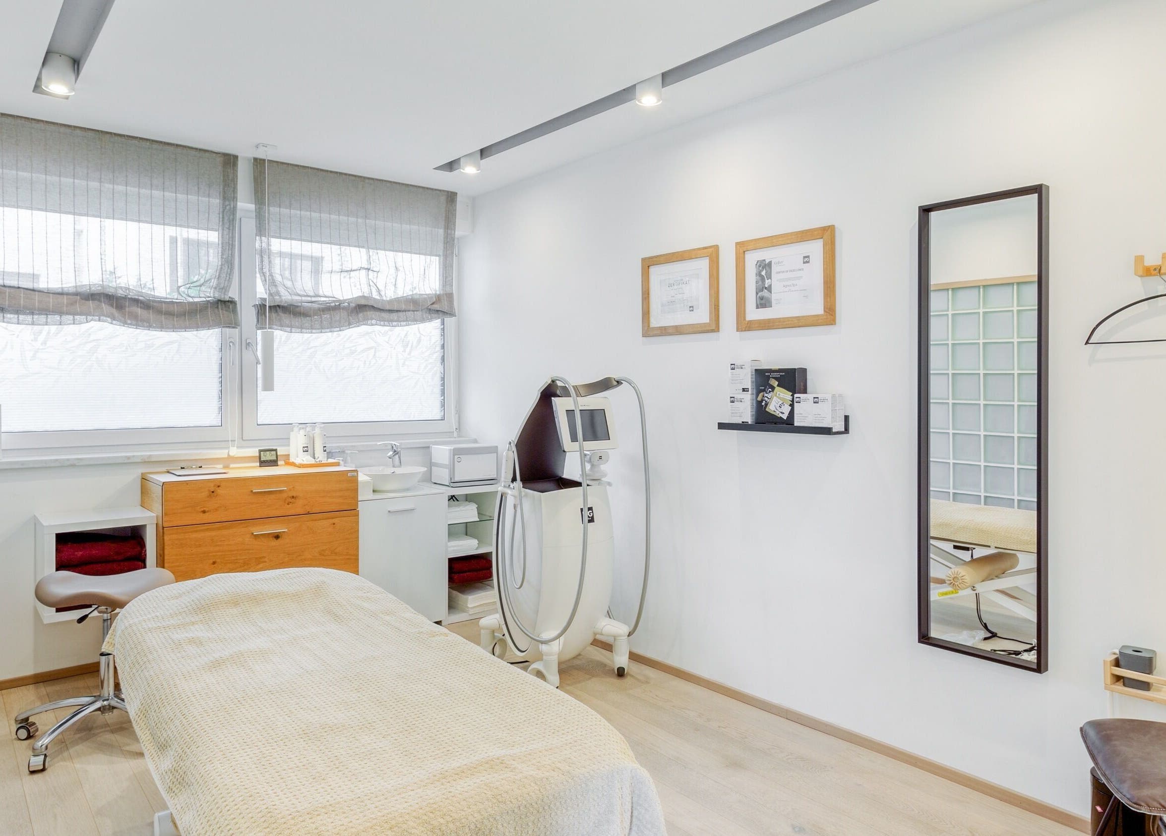 Innenansicht von Agnes SPA Lounge in Klosterneuburg, Niederösterreich, AT. Moderne Ausstattung in einem hellen Raum.