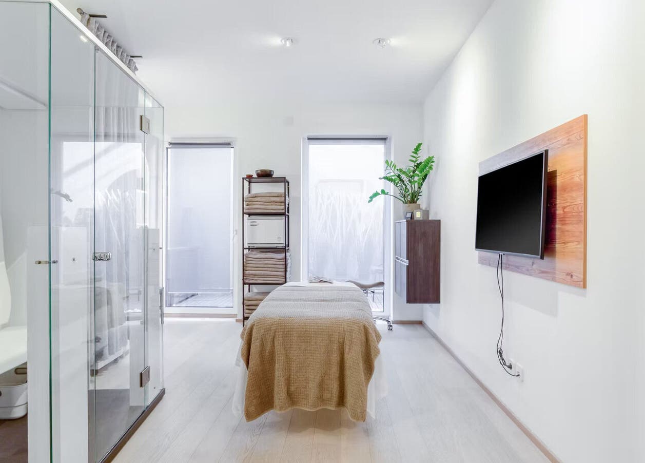 Eleganter Behandlungsraum bei Agnes SPA Lounge, Klosterneuburg, Niederösterreich, AT.