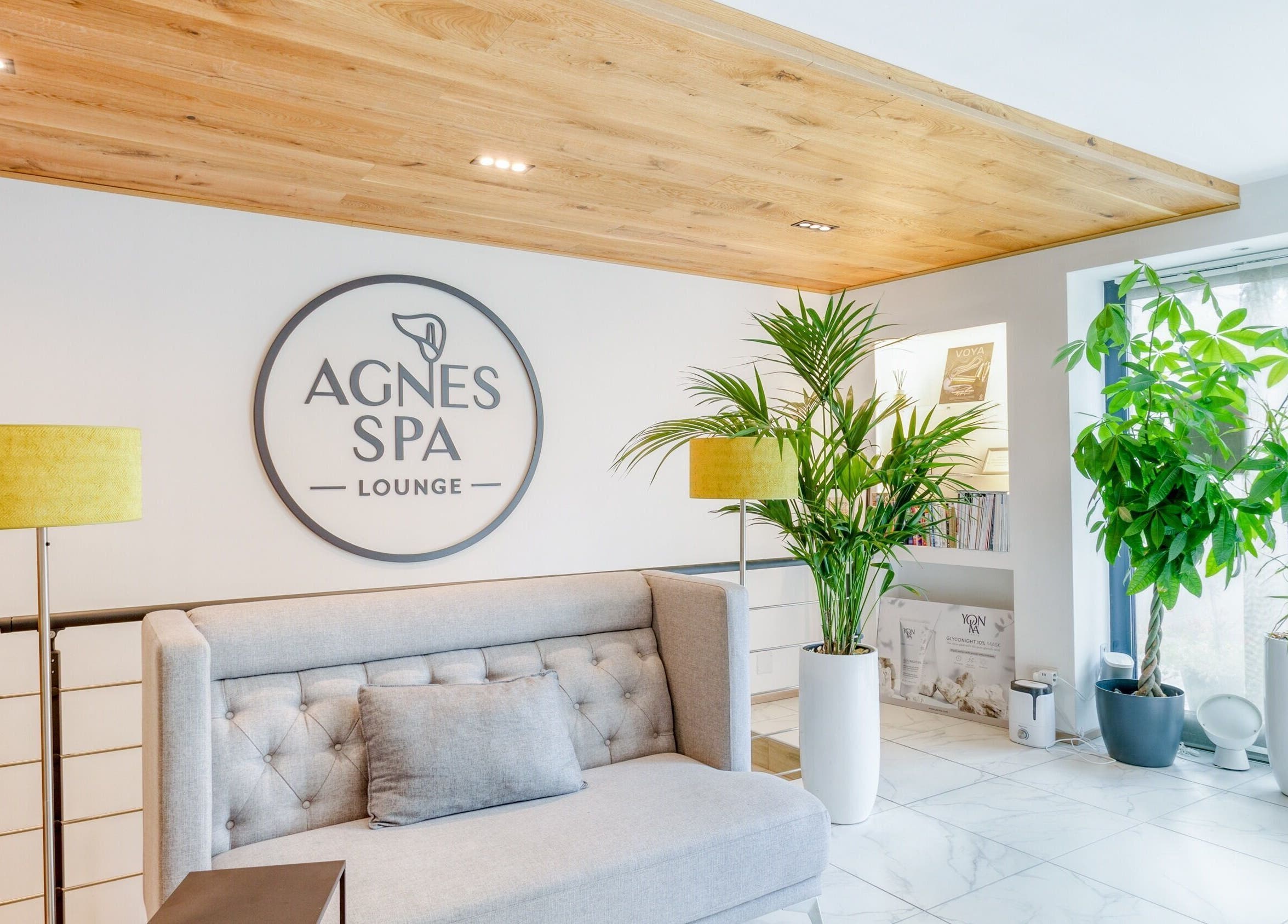 Eleganter Empfangsbereich bei Agnes SPA Lounge, Klosterneuburg, Niederösterreich, AT mit stilvoller Einrichtung.