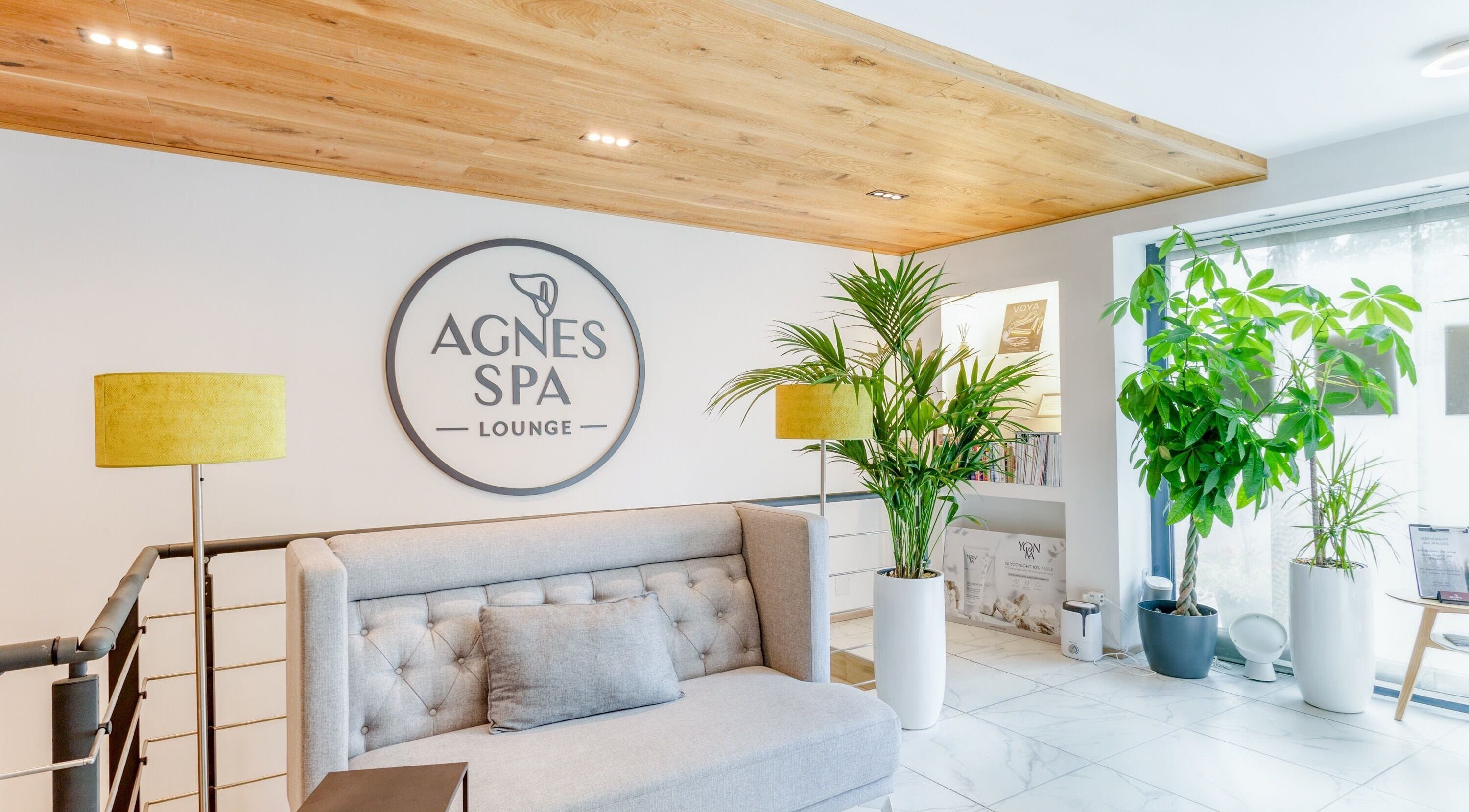 Eleganter Empfangsbereich bei Agnes SPA Lounge, Klosterneuburg, Niederösterreich, AT mit stilvoller Einrichtung.