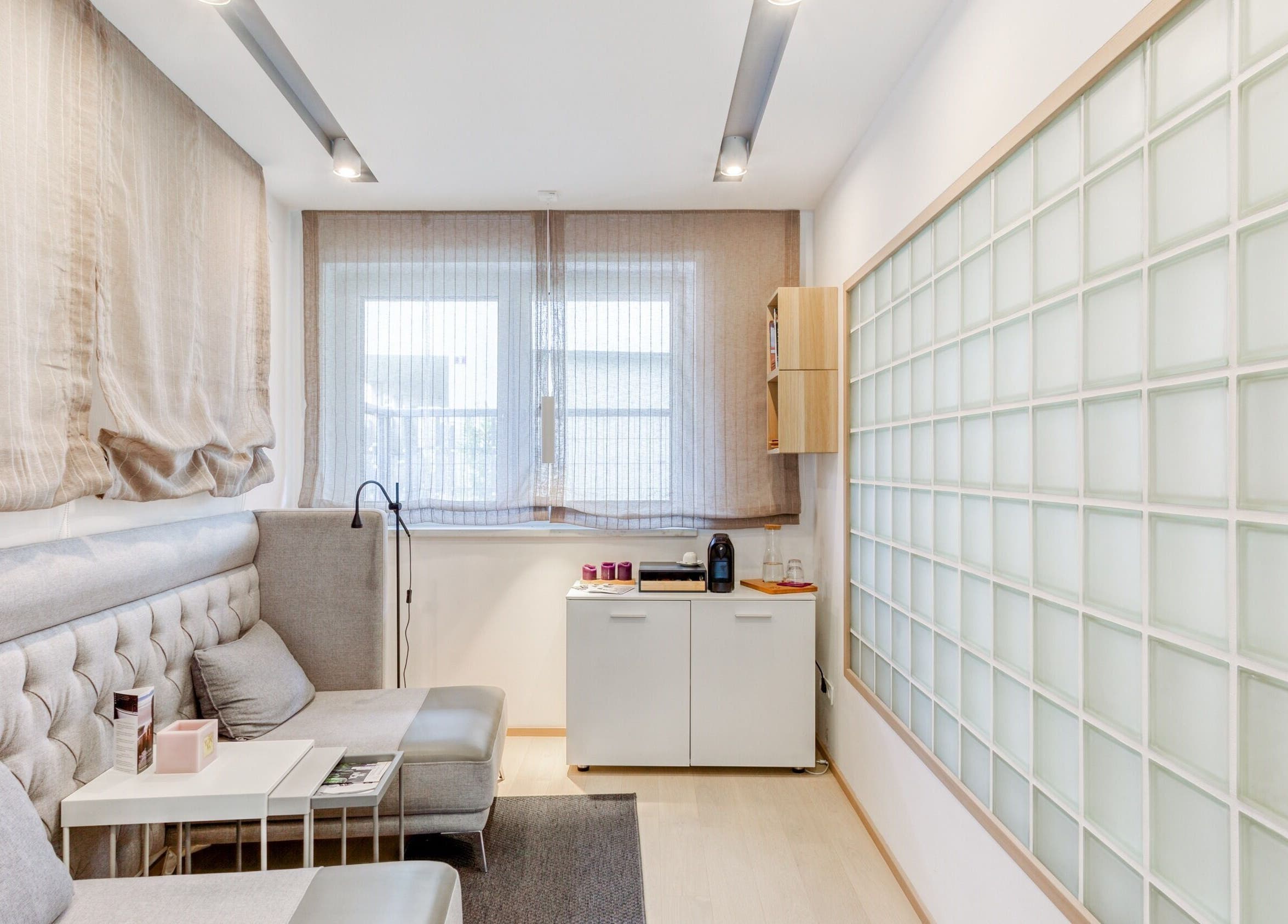 Moderner Loungebereich bei Agnes SPA Lounge, Klosterneuburg, Niederösterreich, AT, mit eleganter Sitzgruppe.