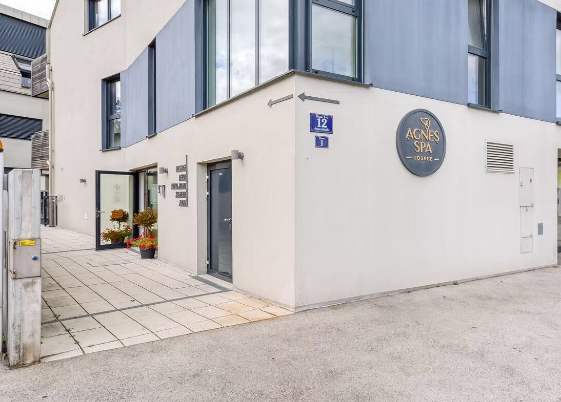 Eingang der Agnes SPA Lounge in Klosterneuburg, Niederösterreich, AT, mit modernen Architekturelementen.