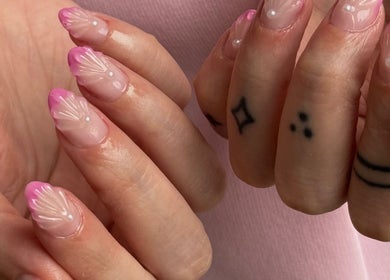 Unhas decoradas com detalhes em rosa na Kalinail, Porto, Porto, PT.