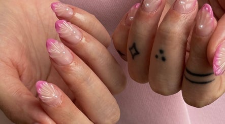 Unhas decoradas com detalhes em rosa na Kalinail, Porto, Porto, PT.