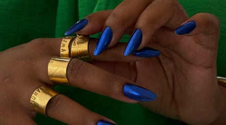 Unhas azuis e anéis dourados em destaque no Kalinail, Porto, Porto, PT.
