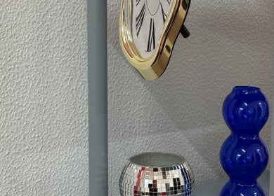 Decoração única em Kalinail, Porto, Porto, PT, com relógio dourado e vasos elegantes.