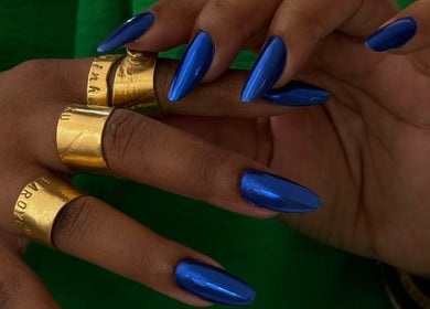Unhas azuis brilhantes em Kalinail, Porto, Porto, PT, destacando design sofisticado com anéis dourados.