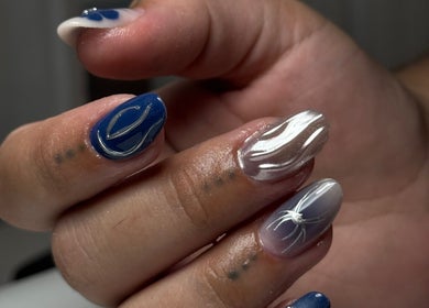 Arte de unhas sofisticada em Kalinail, Porto, Porto, PT. Design azul e prateado com detalhes únicos.