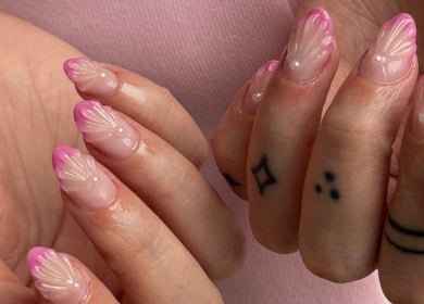 Unhas com decoração de borboleta rosa no Kalinail, Porto, Porto, PT, destacando design elegante.