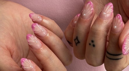 Unhas com decoração de borboleta rosa no Kalinail, Porto, Porto, PT, destacando design elegante.