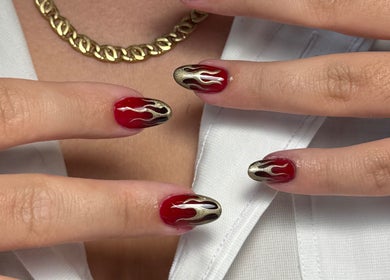 Unhas decoradas com chamas em vermelho no Kalinail, Porto, Porto, PT. Arte moderna e estilosa.