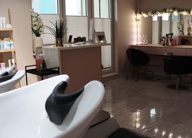 Elegancki salon Jachimkowskiej HairStyle w Radom, Województwo Mazowieckie, PL z luksusowym wyposażeniem.
