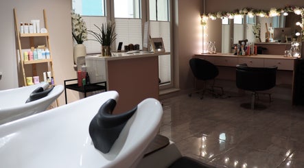 Elegancki salon Jachimkowskiej HairStyle w Radom, Województwo Mazowieckie, PL z luksusowym wyposażeniem.