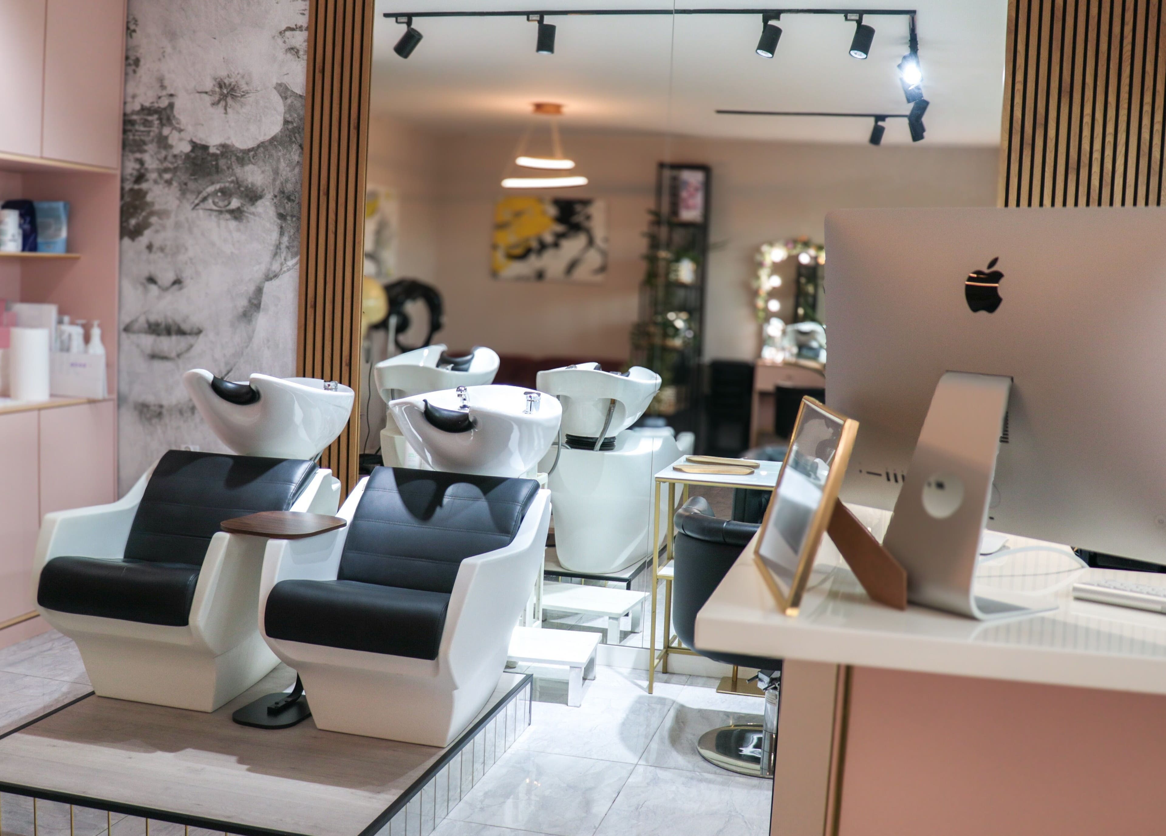 Stylowa przestrzeń myjni w Jachimkowskiej HairStyle, Radom, Województwo Mazowieckie, PL.