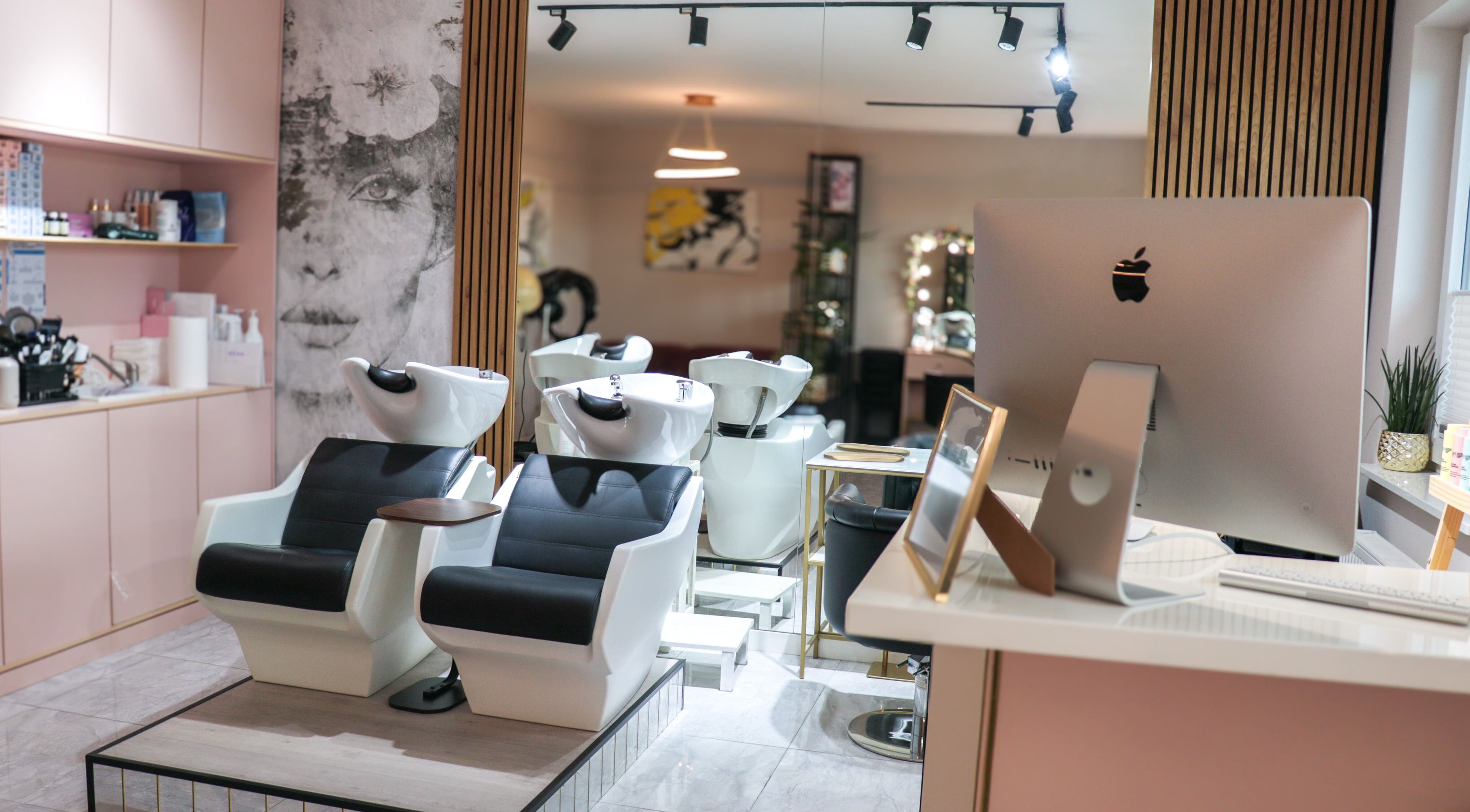 Stylowa przestrzeń myjni w Jachimkowskiej HairStyle, Radom, Województwo Mazowieckie, PL.