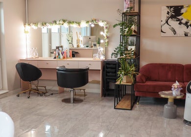 Elegancki salon Jachimkowskiej HairStyle w Radom, Województwo Mazowieckie, PL, z luksusowymi meblami.