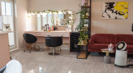 Elegancki salon Jachimkowskiej HairStyle w Radom, Województwo Mazowieckie, PL, z luksusowymi meblami.