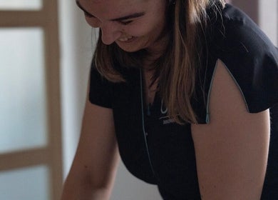 Praticienne souriante chez L’Instant Clo, Valence, Auvergne-rhône-alpes, FR engageant avec un client.