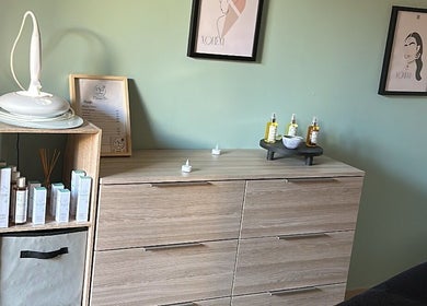 Espace de soins apaisant à L’Instant Clo, Valence, Auvergne-rhône-alpes, FR avec huiles et produits de beauté.