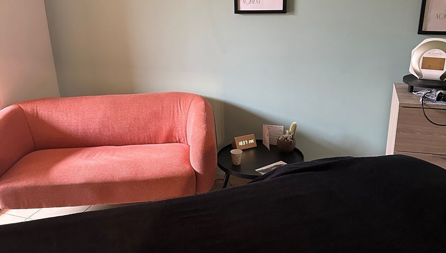 Coin cosy avec canapé rose chez L’Instant Clo à Valence, Auvergne-rhône-alpes, FR.