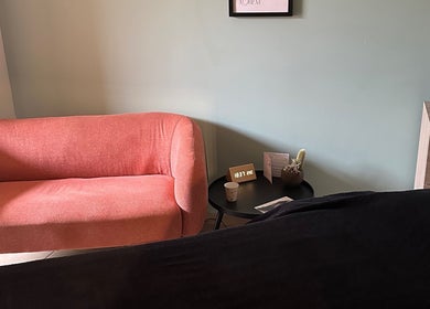 Coin cosy avec canapé rose chez L’Instant Clo à Valence, Auvergne-rhône-alpes, FR.