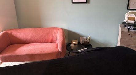 Coin cosy avec canapé rose chez L’Instant Clo à Valence, Auvergne-rhône-alpes, FR.