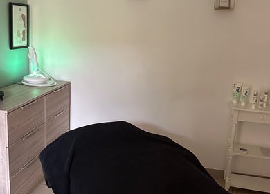 Salle de soins moderne chez L’Instant Clo à Valence, Auvergne-rhône-alpes, FR avec équipements de beauté.