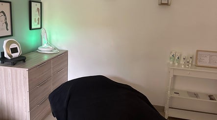 Salle de soins moderne chez L’Instant Clo à Valence, Auvergne-rhône-alpes, FR avec équipements de beauté.