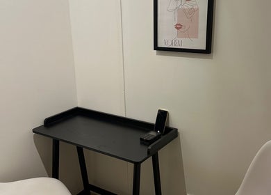 Coin intime avec bureau noir et chaise blanche chez L’Instant Clo, Valence, Auvergne-rhône-alpes, FR.