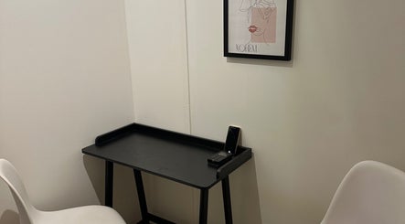 Coin intime avec bureau noir et chaise blanche chez L’Instant Clo, Valence, Auvergne-rhône-alpes, FR.