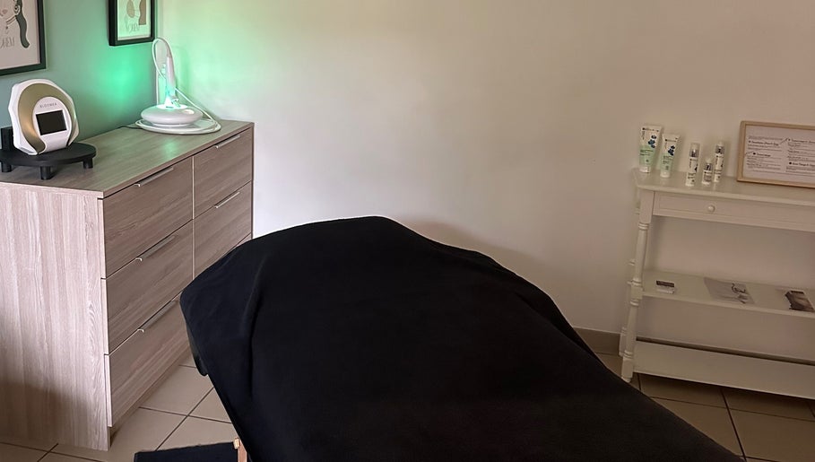 Espace de soin apaisant chez L’Instant Clo, Valence, Auvergne-rhône-alpes, FR, avec table de massage.