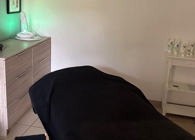 Espace de soin apaisant chez L’Instant Clo, Valence, Auvergne-rhône-alpes, FR, avec table de massage.