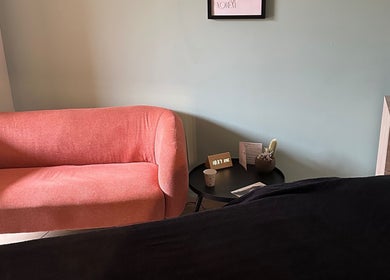 Coin détente avec canapé rose à L’Instant Clo, Valence, Auvergne-rhône-alpes, FR.