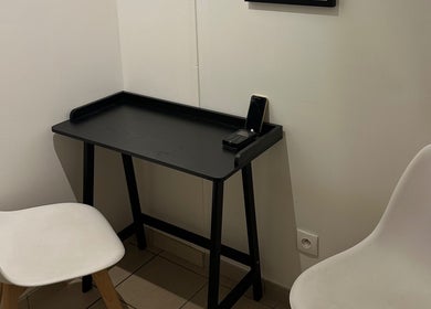 Coin d'accueil moderne avec chaises blanches à L’Instant Clo, Valence, Auvergne-rhône-alpes, FR.