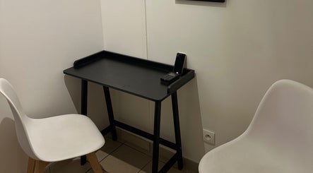 Coin d'accueil moderne avec chaises blanches à L’Instant Clo, Valence, Auvergne-rhône-alpes, FR.