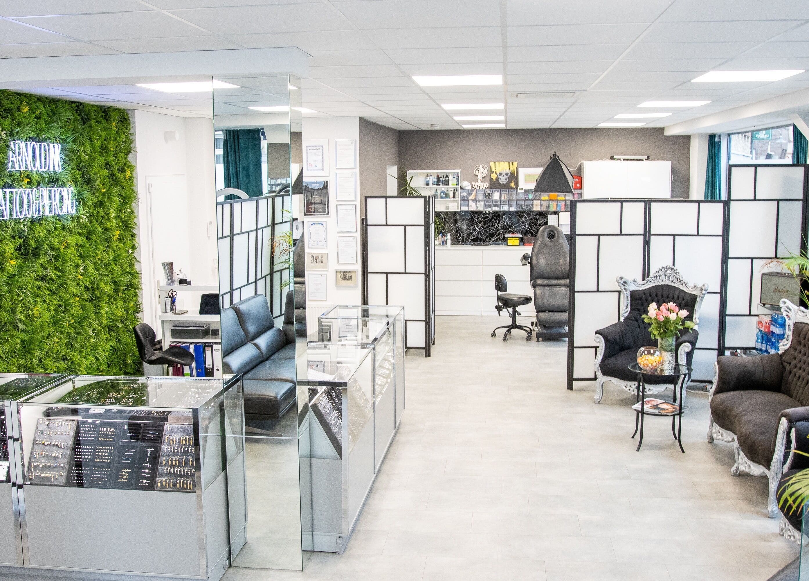 Innenansicht von Arnold Ink Tattoostudio & Piercing in Flörsheim Am Main, Hessen, DE mit stilvollem Design.