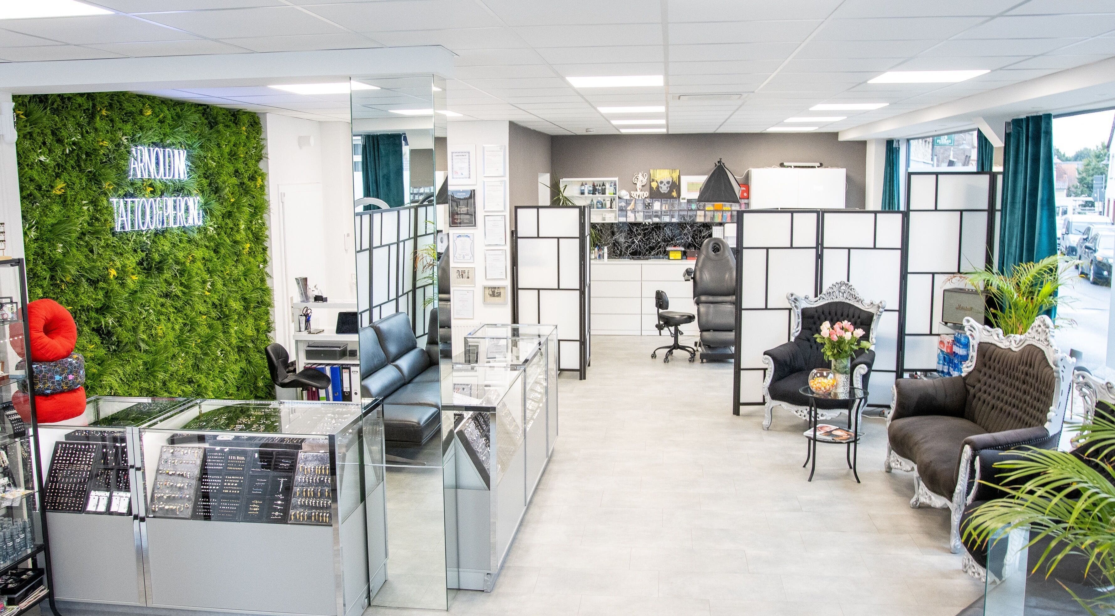 Innenansicht von Arnold Ink Tattoostudio & Piercing in Flörsheim Am Main, Hessen, DE mit stilvollem Design.