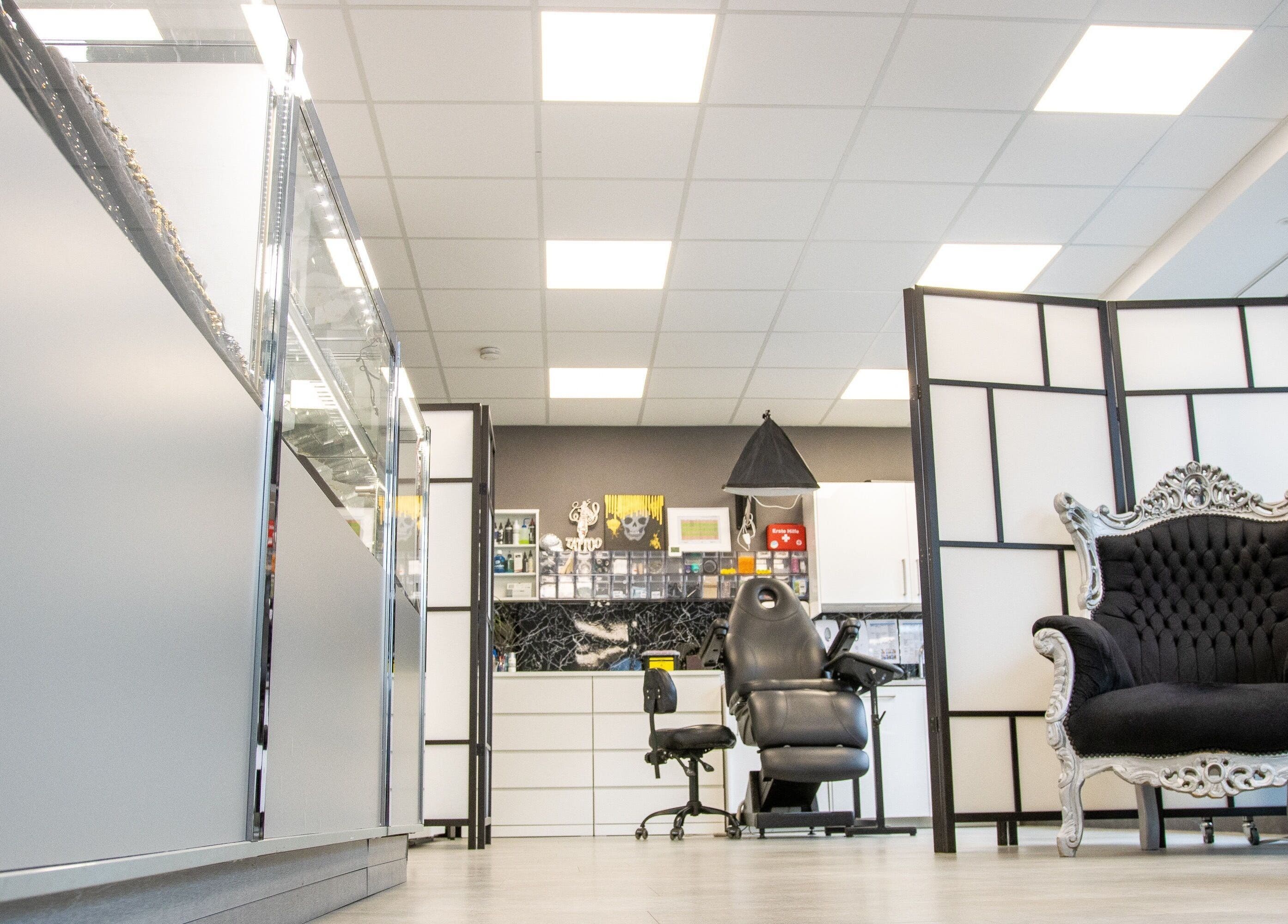 Innenansicht von Arnold Ink Tattoostudio & Piercing, Flörsheim Am Main, Hessen, DE, mit stilvollem Interieur.