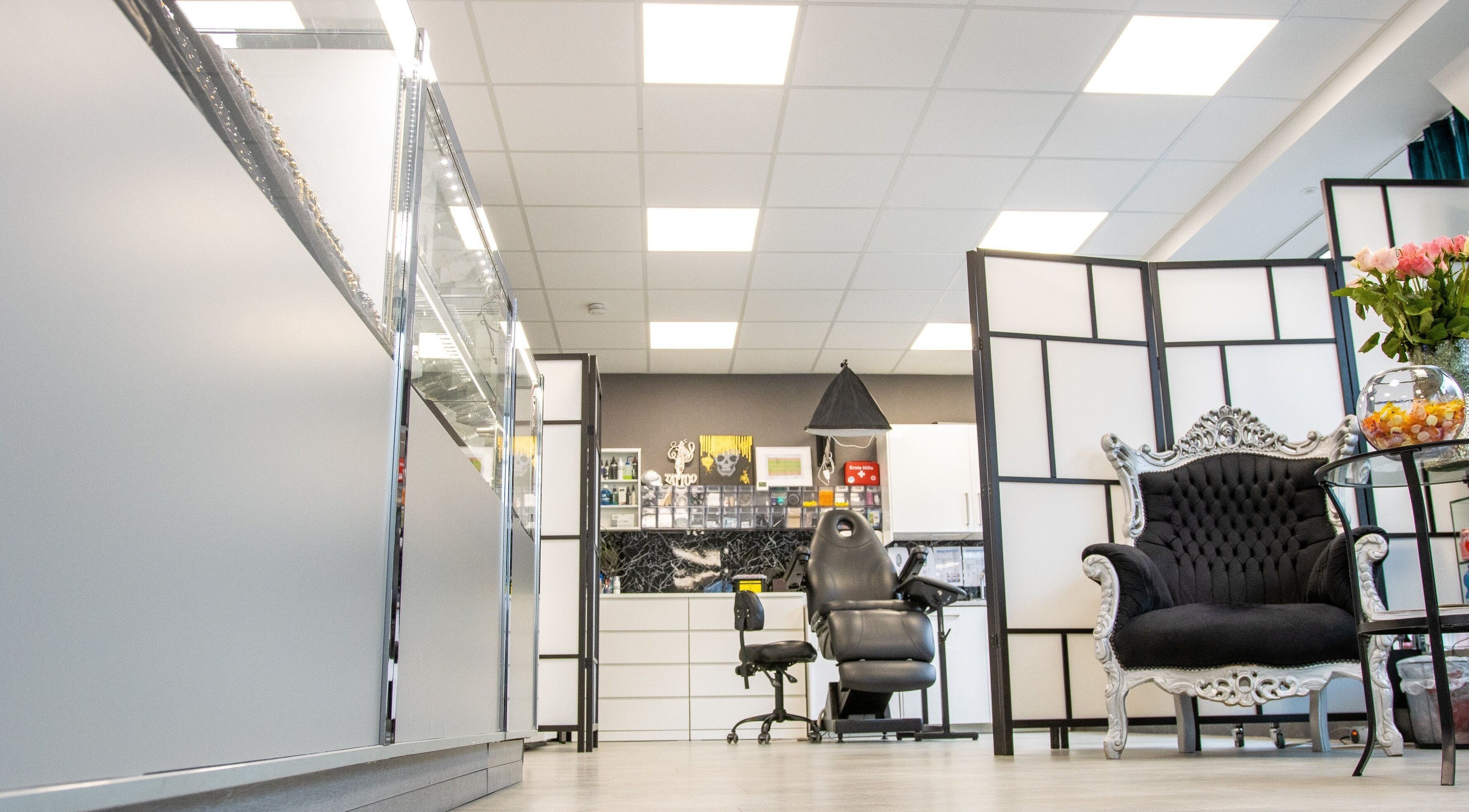 Innenansicht von Arnold Ink Tattoostudio & Piercing, Flörsheim Am Main, Hessen, DE, mit stilvollem Interieur.