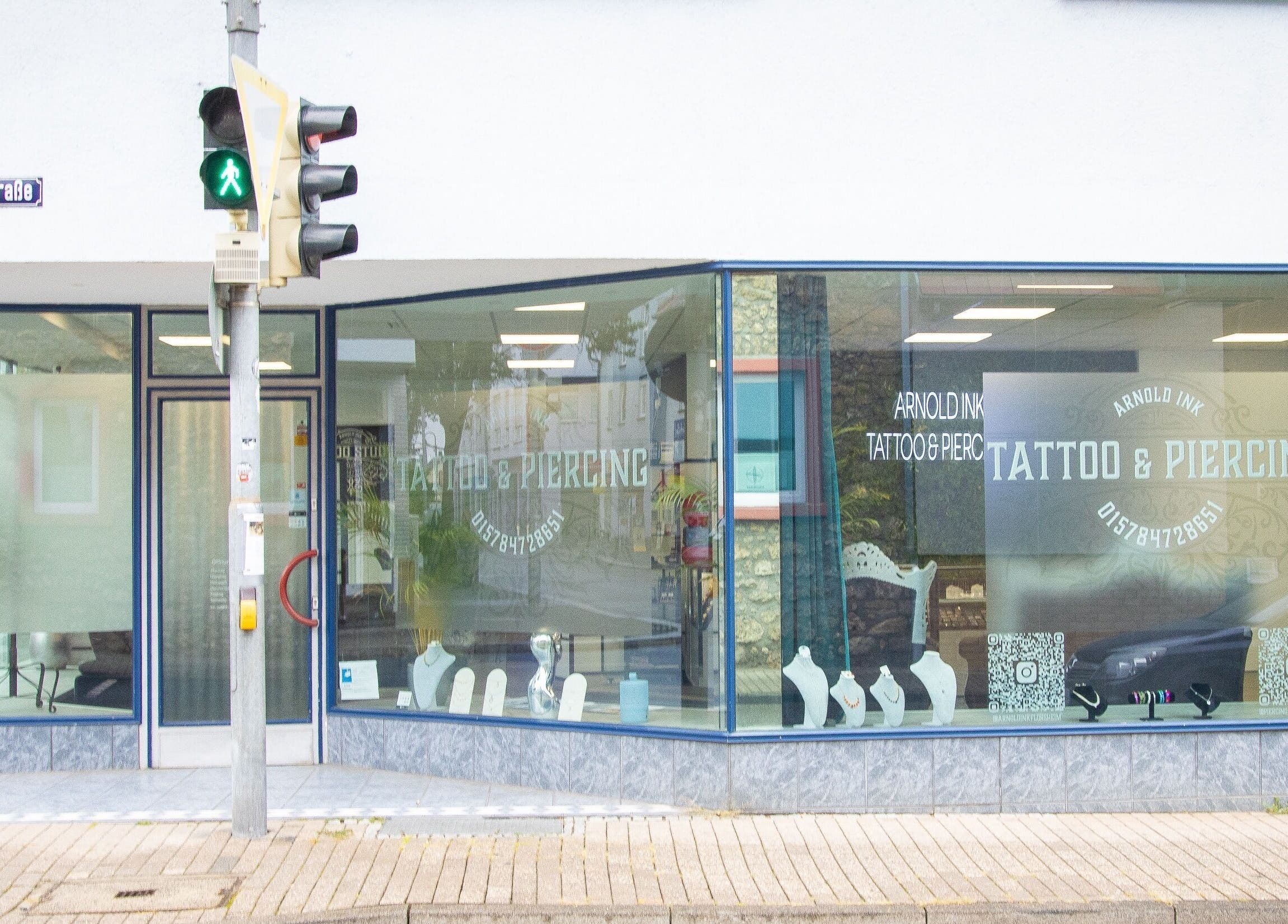 Eingang von Arnold Ink Tattoostudio & Piercing in Flörsheim Am Main, Hessen, DE mit Schaufenster.