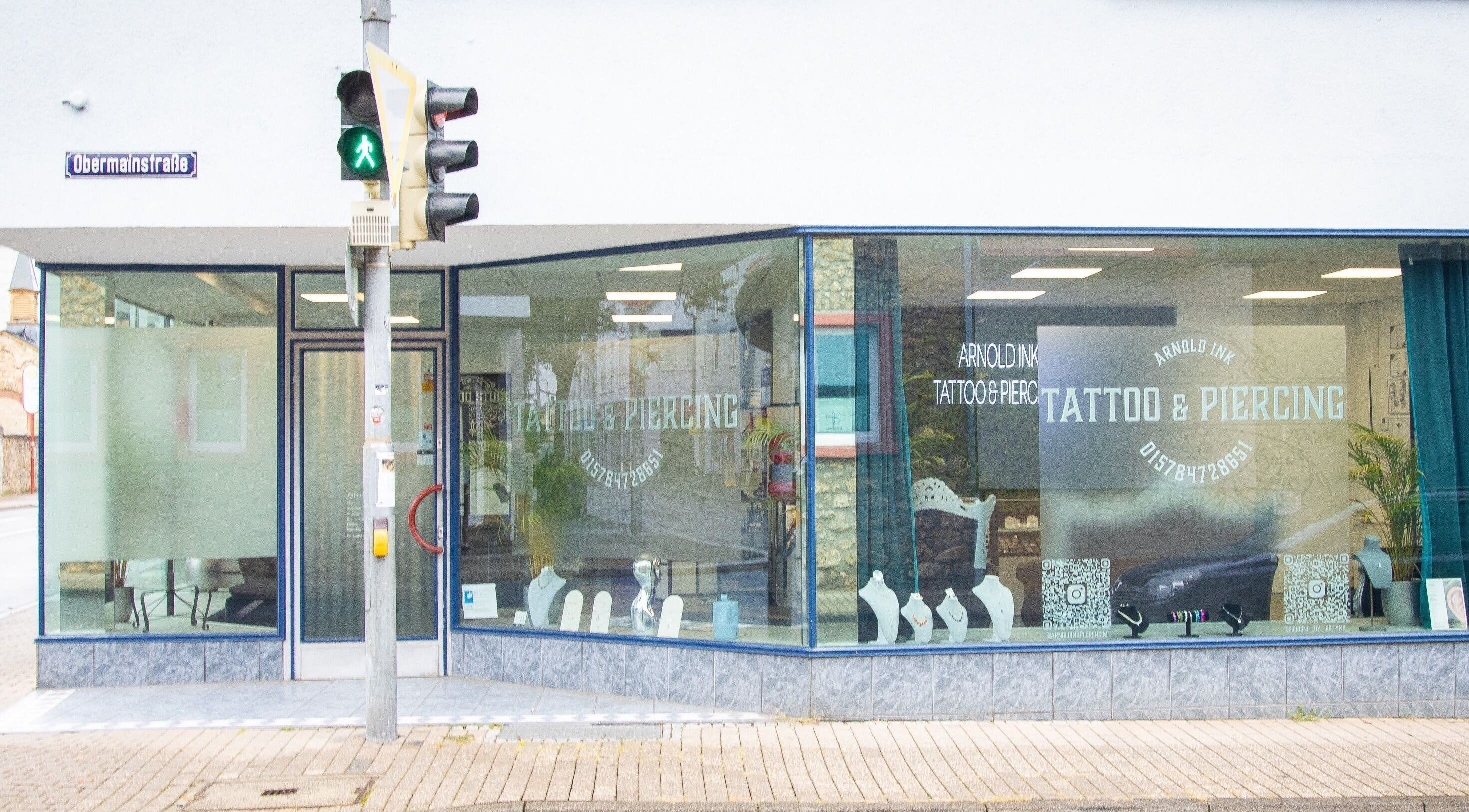 Eingang von Arnold Ink Tattoostudio & Piercing in Flörsheim Am Main, Hessen, DE mit Schaufenster.