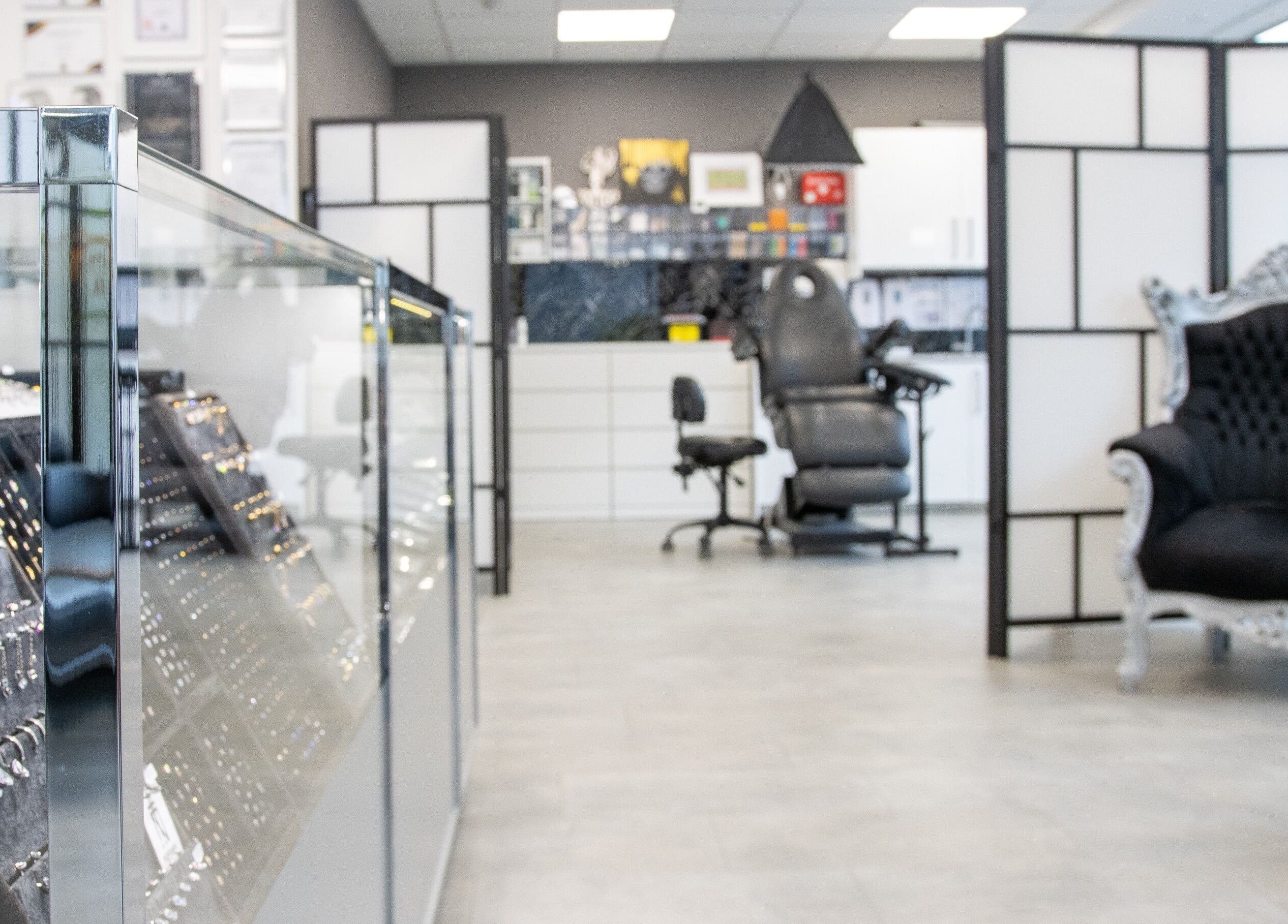 Innenansicht von Arnold Ink Tattoostudio & Piercing in Flörsheim Am Main, Hessen, DE mit eleganten Möbeln.