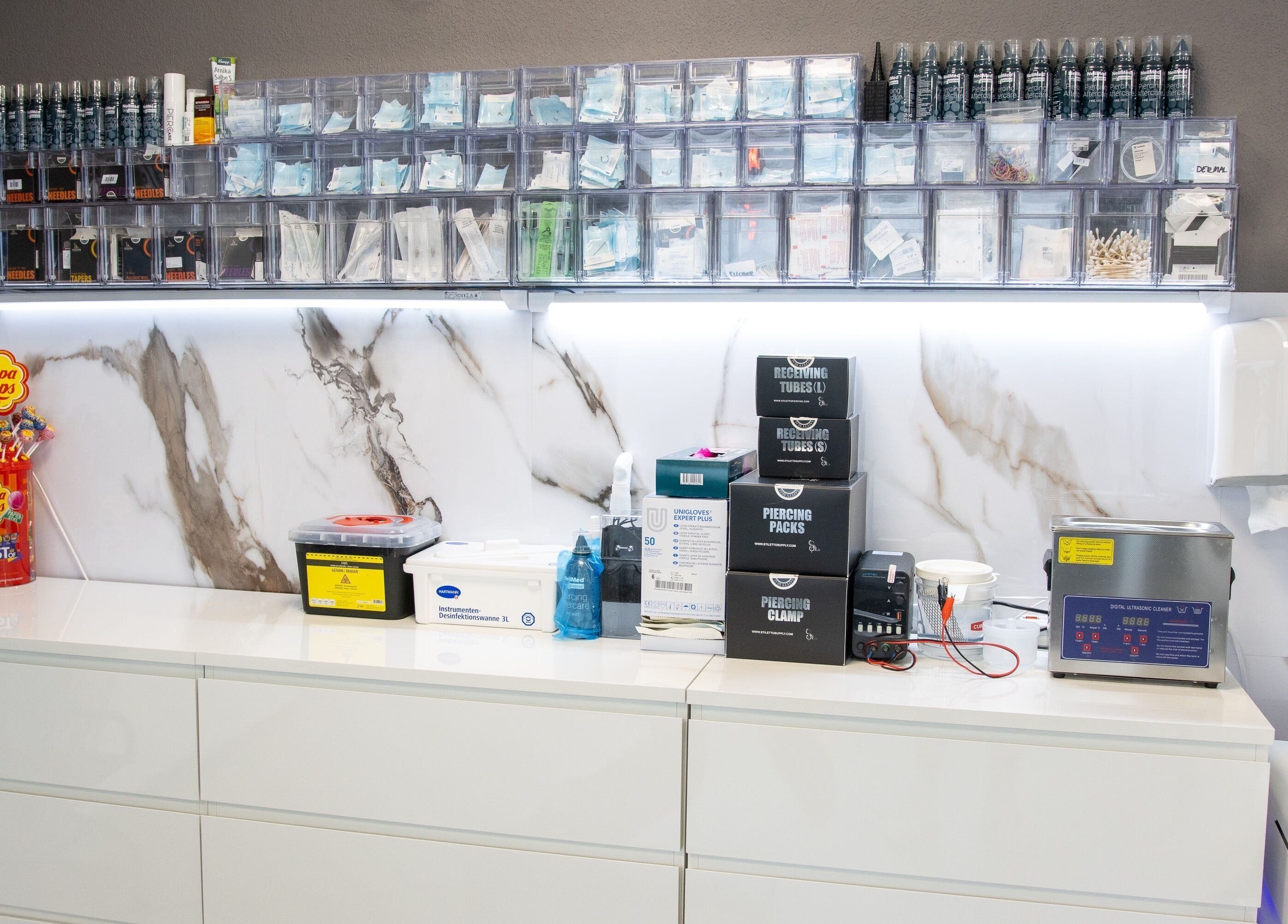 Arbeitsbereich bei Arnold Ink Tattoostudio & Piercing in Flörsheim Am Main, Hessen, DE, mit Tattoowerkzeugen.