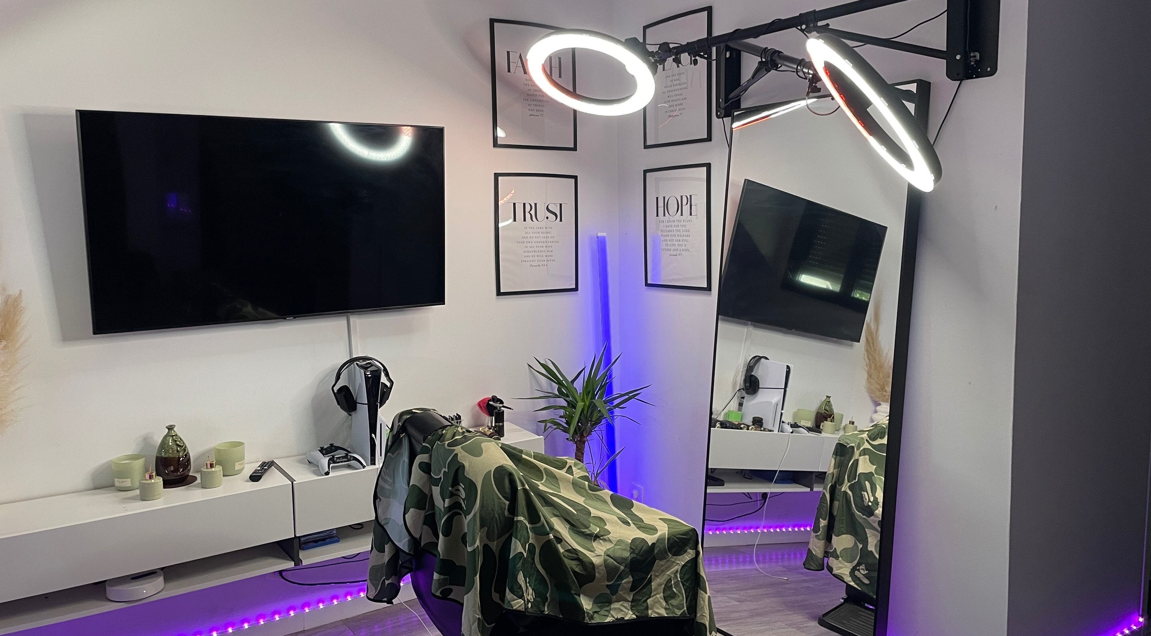 Intérieur chic de 4dncutz à Chelles, Île-de-France, FR avec décoration élégante et technologie moderne.