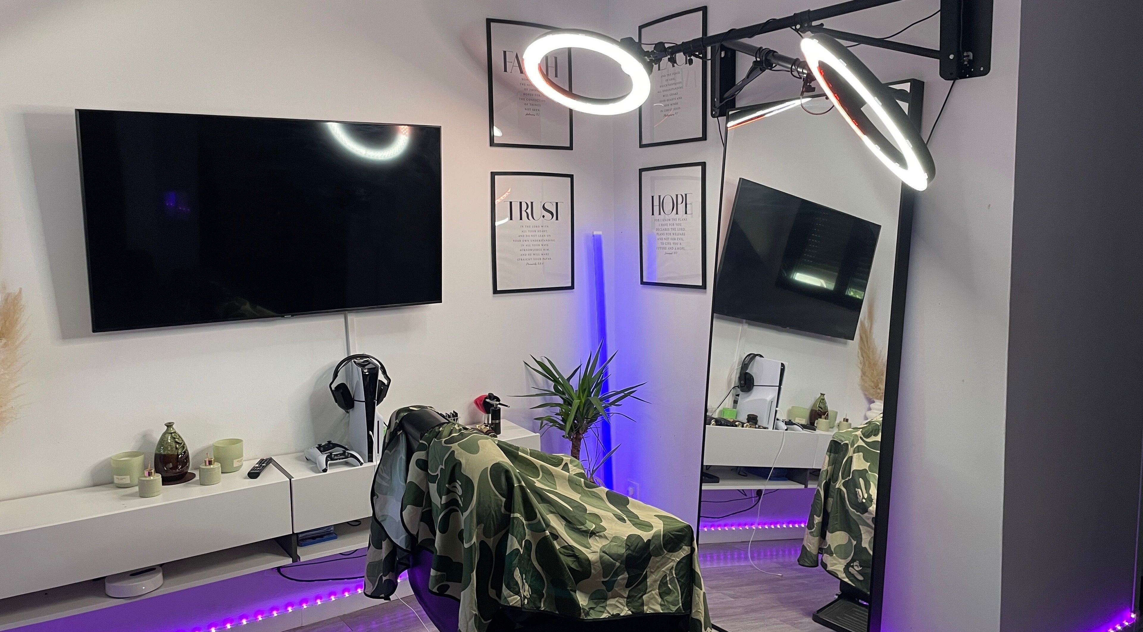 Intérieur chic de 4dncutz à Chelles, Île-de-France, FR avec décoration élégante et technologie moderne.