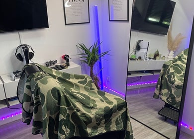 Intérieur moderne du salon 4dncutz à Chelles, Île-de-France, FR, avec chaise de coiffure et décor élégant.
