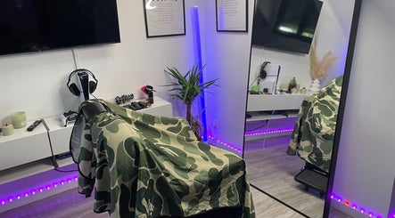 Intérieur moderne du salon 4dncutz à Chelles, Île-de-France, FR, avec chaise de coiffure et décor élégant.