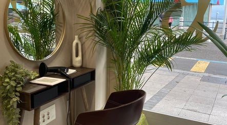 Rincón acogedor con plantas y espejo en Salón Orgánico Ana Blanco, Santander, Cantabria, ES.