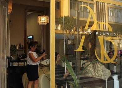 Interior de Salón Orgánico Ana Blanco en Santander, Cantabria, ES, con estilista trabajando.